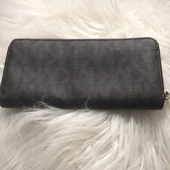 Michael Kors Logo Wallet - Picture 2 of 4